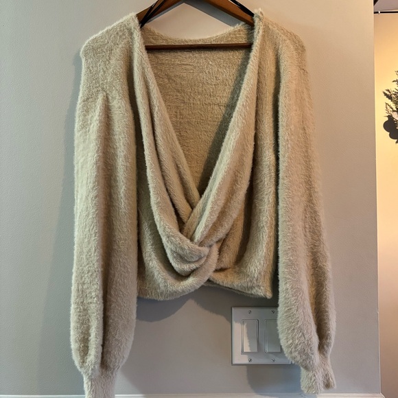 🌸 Forever 21 🌸 open back sweater - Picture 2 of 6